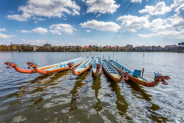 Primo piano della barca del drago sul lago nel parco all'aperto