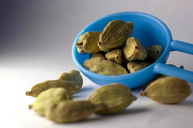 Photo closeup of dried elettaria cardamomum fruits with seeds cardamom in small bowl organic elaichi