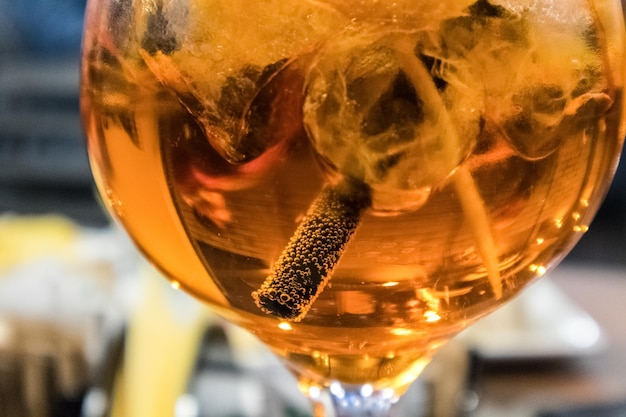 Photo closeup of drink on table