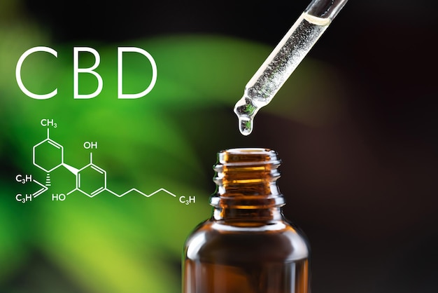 Капельница крупным планом с легализованным маслом CBD на кончике шестигранной формулы