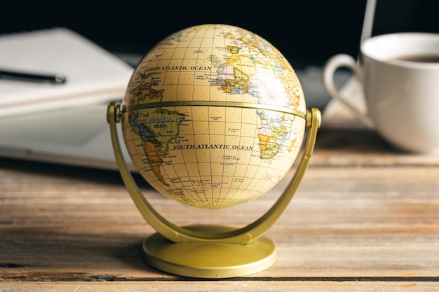 Photo closeup earth globe on a wooden desktop