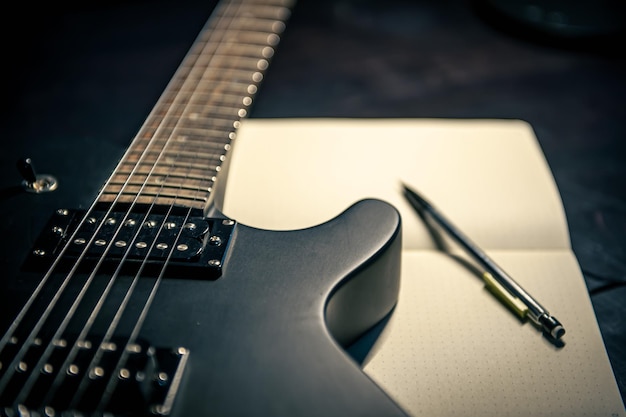 Closeup elektrische gitaar en Kladblok concept van muzikale creativiteit