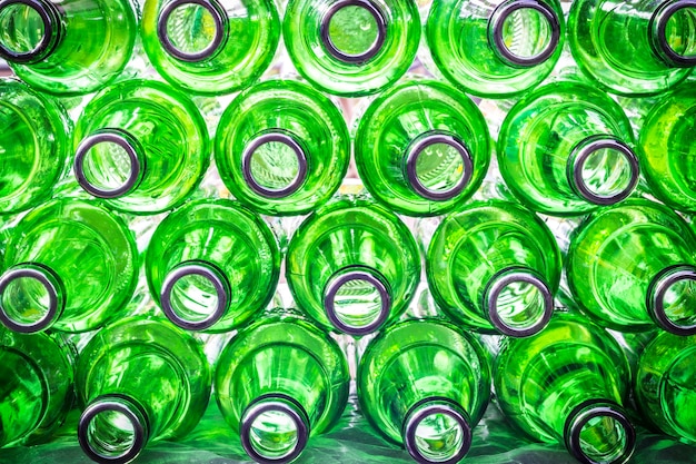 Primo piano vuoto della priorità bassa verde della birra della bottiglia
