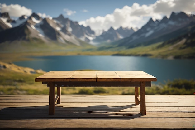 常に変化する屋外のエスケープの中の空の木製のテーブルのクローズアップ