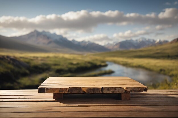 屋外 の 挑戦 の 中 に ある 空い 木製 の テーブル の クローズアップ