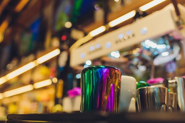 Foto primo piano di una macchina per caffè espresso che prepara una tazza di caffè