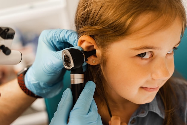 Foto esame del primo piano dell'orecchio del bambino con otoscopio otoscopia visita al medico orl e consultazione