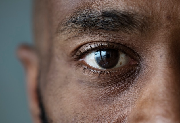 Foto primo piano di un occhio di un uomo di colore
