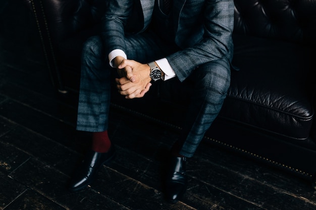 男の手首に高級時計のクローズアップファッション画像
