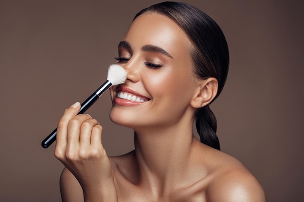 Foto ritratto della donna di modo del primo piano trucco e acconciatura