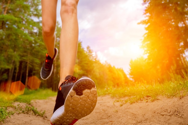 公園で走っている女性の足のクローズアップ