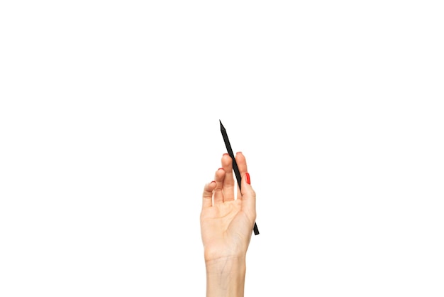 Фото Крупным планом женский почерк с карандашом черный деревянный карандаш в руке, изолированные на белом фоне с обрезкой пути