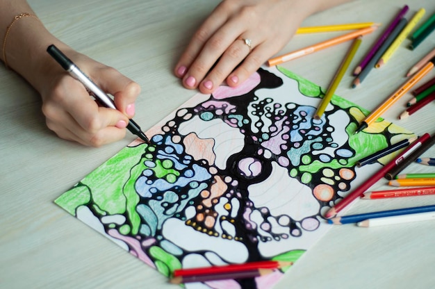 Foto primo piano delle mani femminili che disegnano arte neurografica salute mentale adulto capacità motorie creatività psicologia