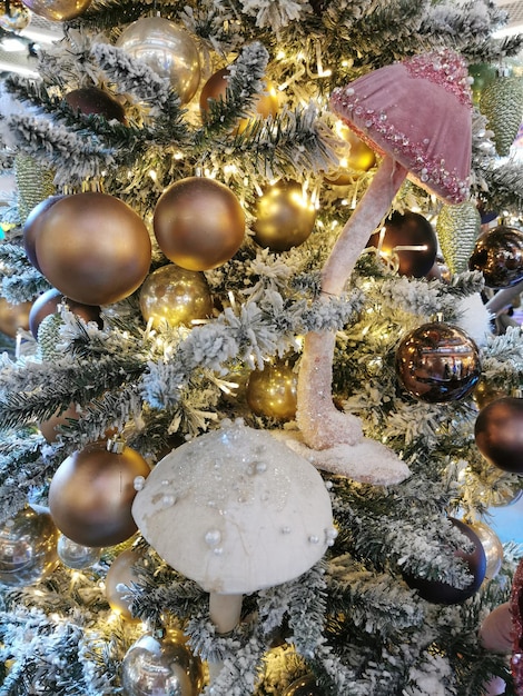 Крупный план празднично украшенной елки с яркими елочными игрушками