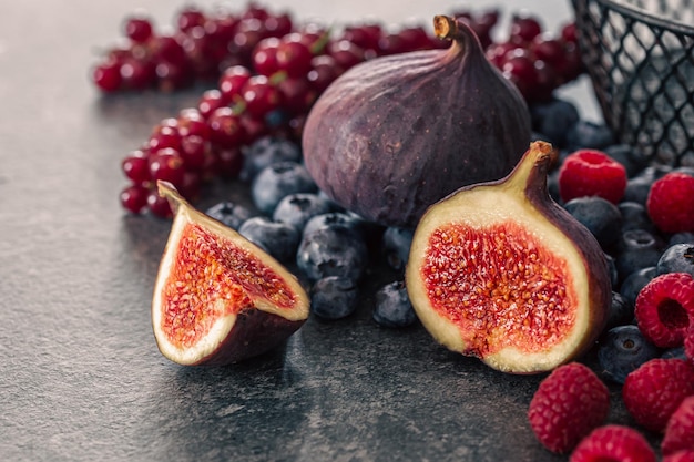 Fichi del primo piano nel taglio tra le bacche