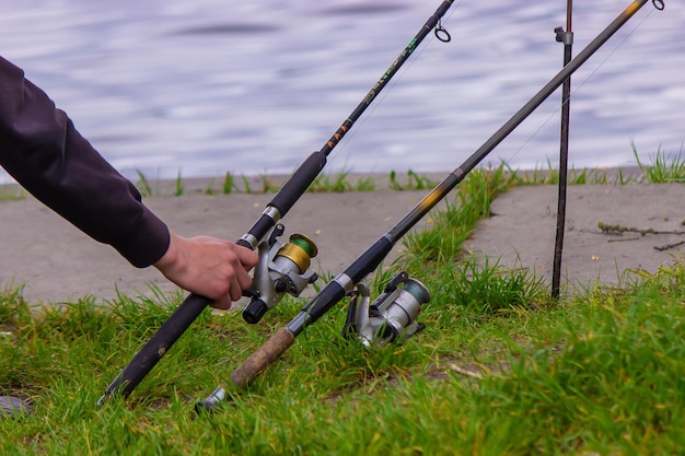 Primo piano di una ruota di canna da pesca un uomo sta pescando natura