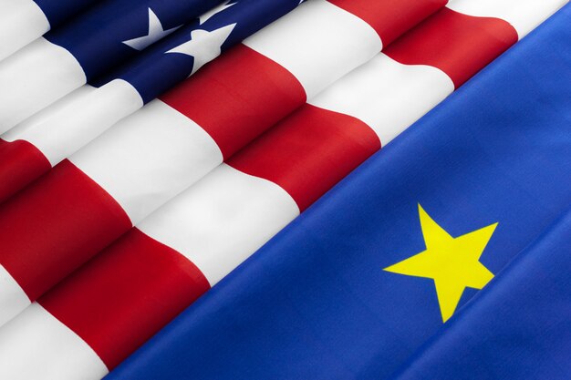 Primo piano delle bandiere di usa e dell'unione europea che si trovano insieme sulla tavola