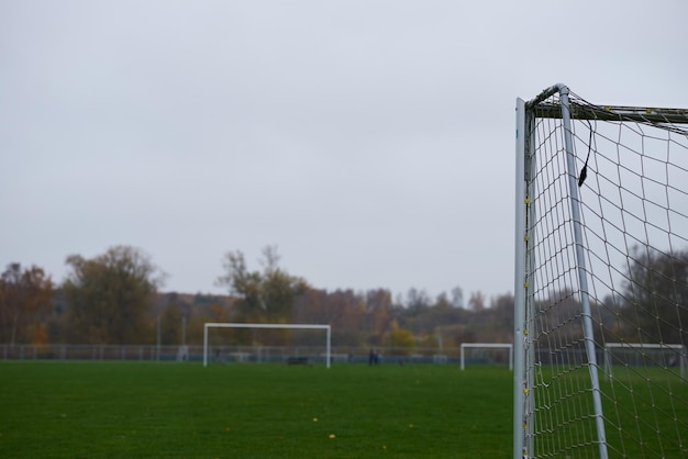 空のフィールドでサッカーのゴールのクローズアップ