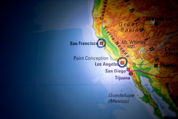 Photo closeup fragment of a world map with selective focus on san francisko los angeles san diego