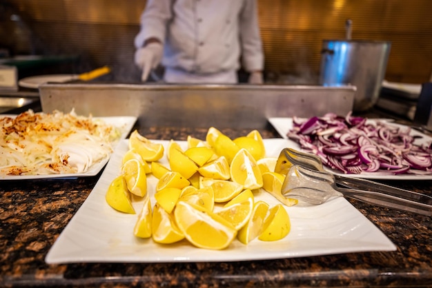 Свежие лимоны крупным планом на тарелке в роскошном отеле