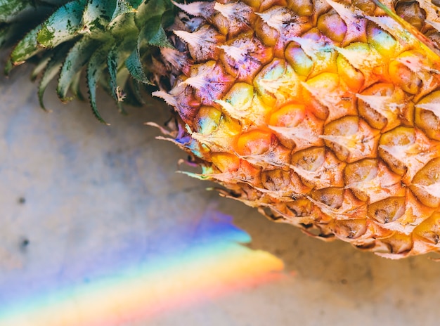 虹のプリズム光と新鮮なパイナップルの拡大