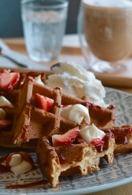 Photo closeup fresh strawberry waffle with cream