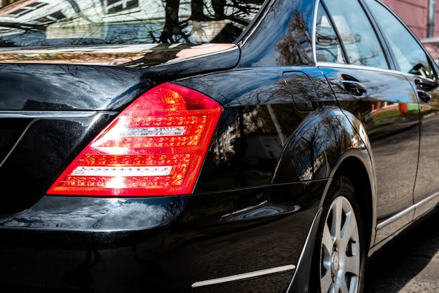 Primo piano del lato anteriore dell'auto nel parcheggio.