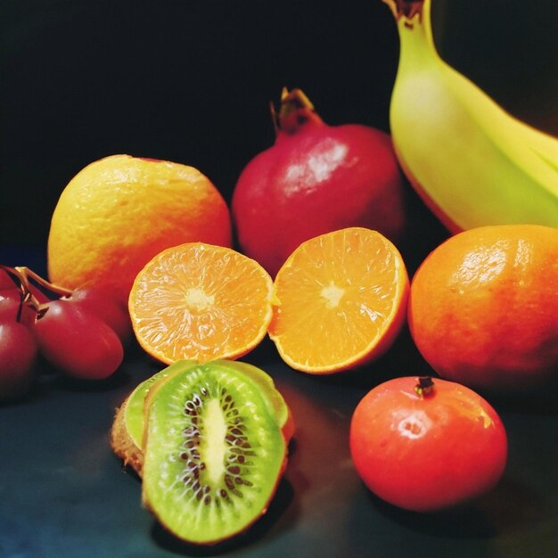 Foto primo piano di frutta sul tavolo su sfondo nero