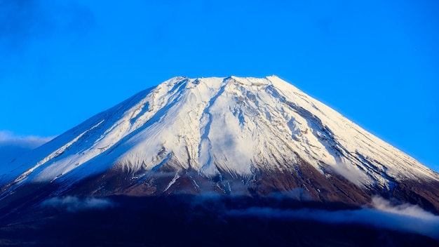 クローズアップ富士山富士山の美しい雪をかぶった火山と青空の背景