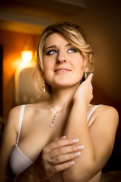 Closeup getinte portret van elegante bruid in lingerie poseren op hotelkamer at