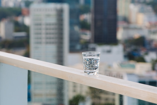 Closeup glas water op tafel natuur achtergrond