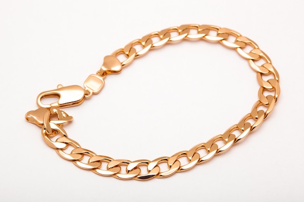 Photo closeup gold bracelet jewelry chain on hand