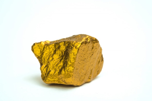 金ナゲットや白い背景の上の金の鉱石のクローズアップ