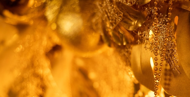 황금 공 및 garlands 새해의 황금 배경의 근접 촬영