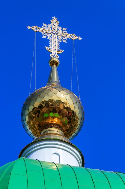 Крупный план золотого креста на куполе православной церкви