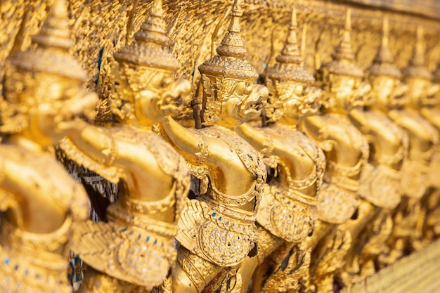 태국 방의  프라 카우 (Wat Phra Kaew) 에서 돌로 장식된 황금 가루다 동상의 클로즈업