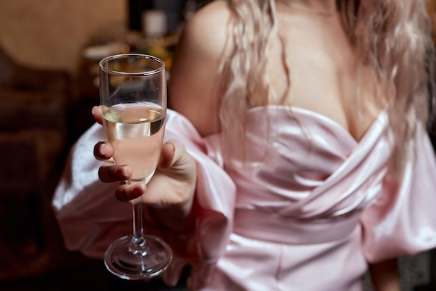 Primo piano di una donna splendida con un bicchiere di champagne party e celebrazione delle vacanze