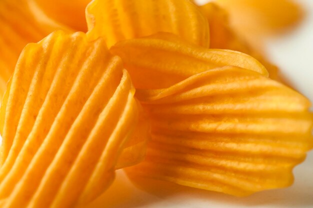 Closeup goudgele zoete aardappel chips witte achtergrond