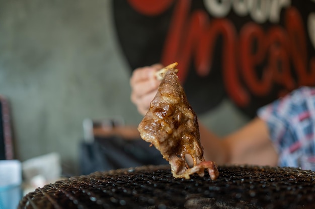 クローズアップグリル豚肉と牛肉の火