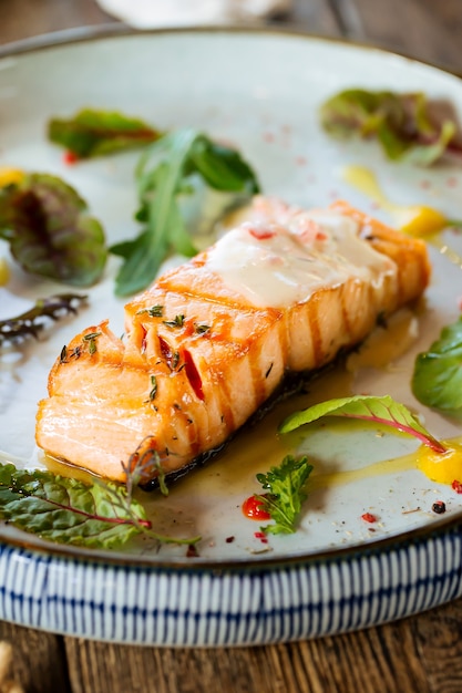 Foto filetto di pesce di color salmone sano succoso grigliato primo piano