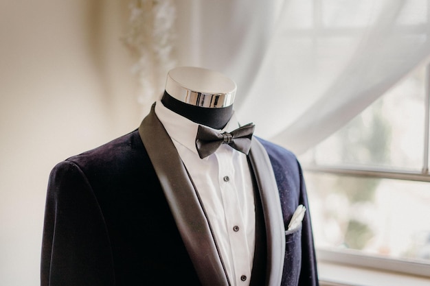 Photo closeup of a groom's suit on a mannequin