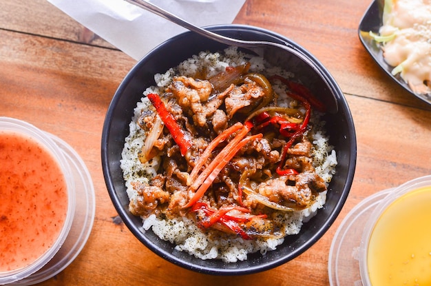 Primo piano del cibo tradizionale giapponese di gyudon