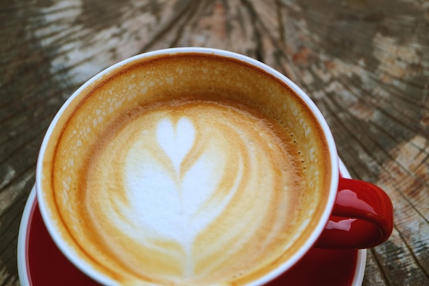 Closeup halve kop cappuccino koffie op boomstronk tafel