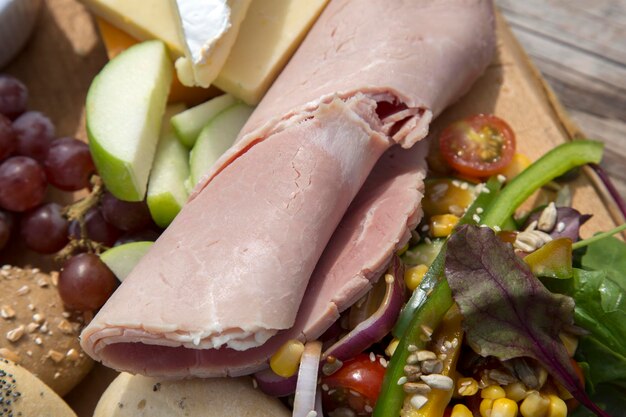 Foto primo piano del prosciutto nel pranzo di ploughmans