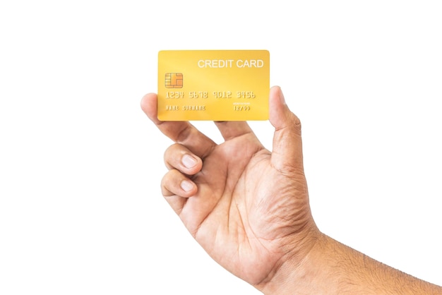 Foto mano del primo piano dell'uomo asiatico che tiene la carta di credito dell'oro giallo nella sua mano isolata su fondo bianco concetto di affari di tecnologia sociale di comunicazione di commercio di finanza