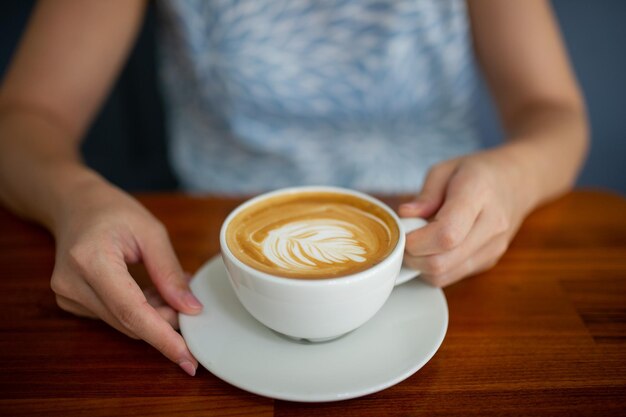 Closeup hand drinken hete koffie ontspannen tijd