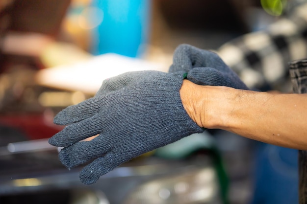 Closeup hand en spanner ingenieur monteur mannelijke reparaties en service auto in garage auto-onderhoud en auto service garage concept