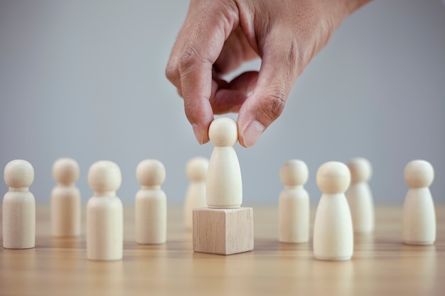 Photo closeup hand man chooses best successful people model team leadership