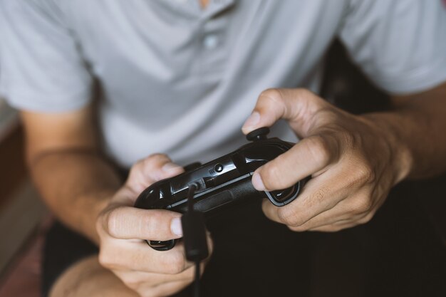 Primo piano dell'uomo della mano che tiene leva di comando nera