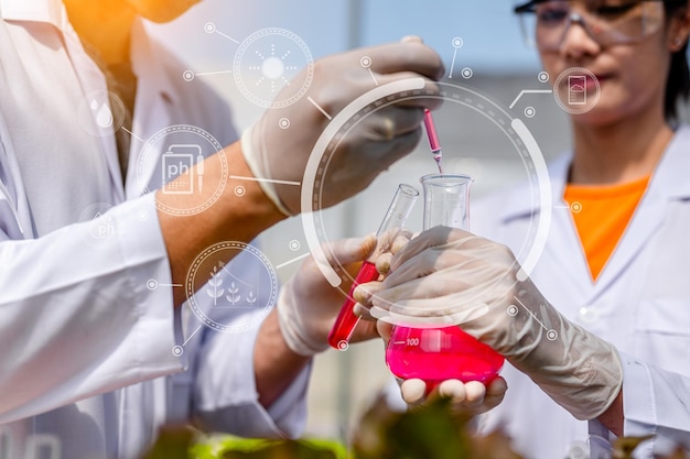 Foto mano in primo piano degli scienziati testare la soluzione ispezione chimica gli scienziati testano il ph e misurano